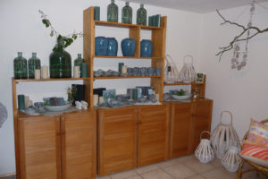 Verkaufsraum mit Vasen, Geschirr und Laternen